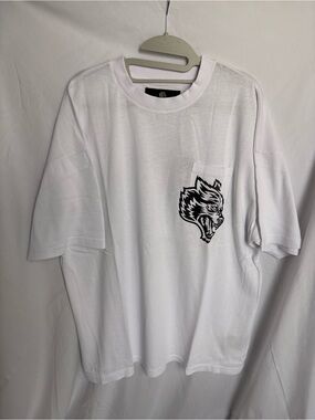 NWT Darc Sport HOUSE OF WOLVES PREMIUM
POCKET TEE- Size Large